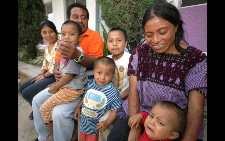 Uno de los 15 tzotziles liberados ayer en Cintalapa se reúne con su familia en Tuxtla Gutiérrez, Chiapas. NTX  /