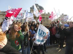 Varios estudiantes protestan en París, Francia, durante la manifestación convocada contra la reforma de las pensiones en el país. EFE  /