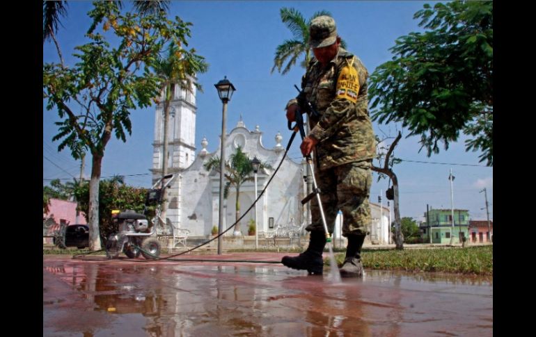 Por estos días, briagdas del Ejército y Protección Civil realizan limpieza de espacios públicos que fueron afectados. EFE  /