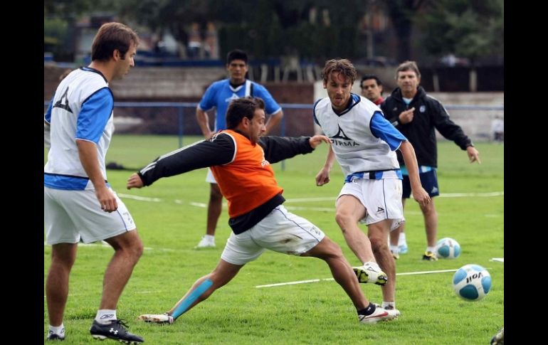 Los jugadores de Gallos Blancos del Querétaro durante una sesión de entrenamientos. MEXSPORT  /