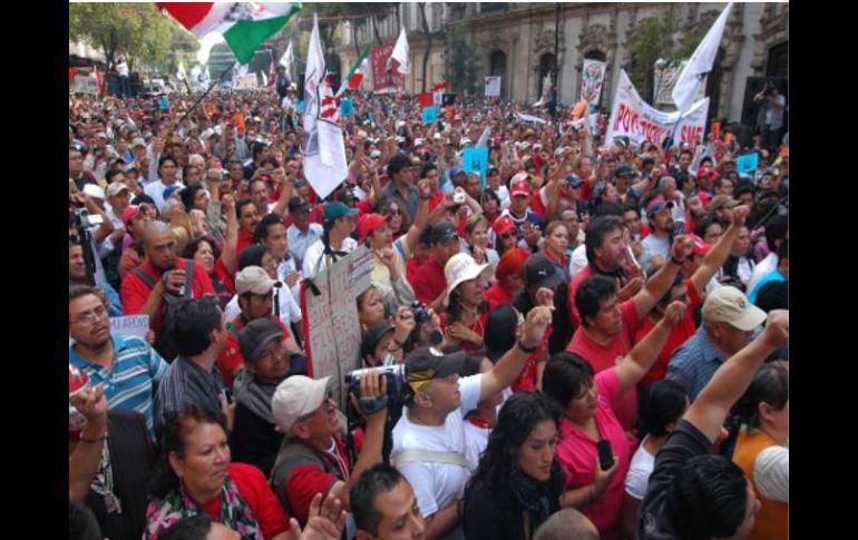 Manifestantes del Sindicato Mexicano de Electricistas provocan afectaciones en la vialidad. NTX  /