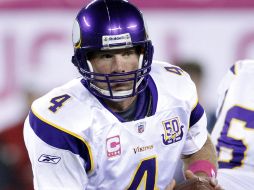 El estratega de Vikingos del Minnesota Brett Favre durante el primer trimestre de un juego NFL. AP  /