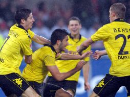 El jugador del Borussia Dortmund Nuri Sahin (cen) celebra con sus compañeros el gol de la victoria  ante Colonias. EFE  /