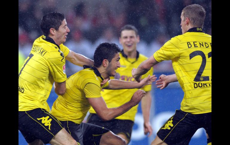 El jugador del Borussia Dortmund Nuri Sahin (cen) celebra con sus compañeros el gol de la victoria  ante Colonias. EFE  /