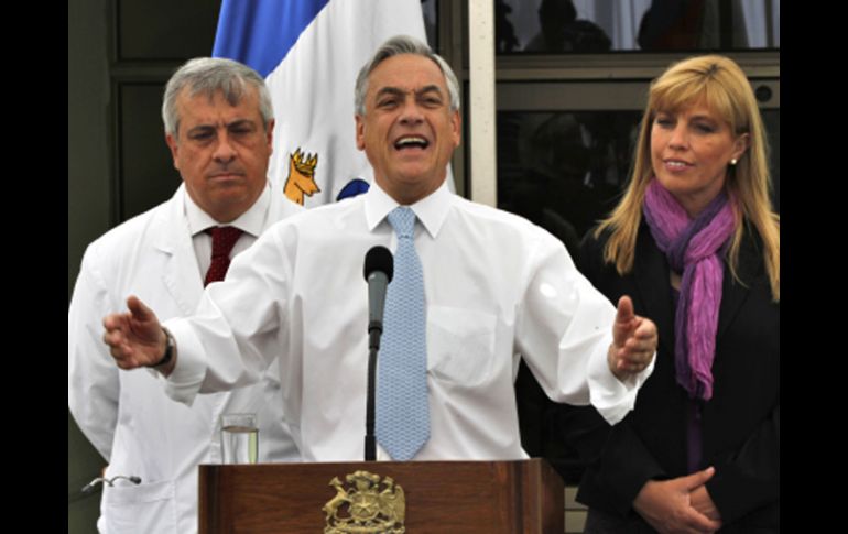 El mandatario chileno, Sebastián Piñera, visitió a los mineros rescatados en el hospital. AP  /