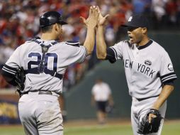 Posada y Rivera celebran el triunfo de los Yankees en el primer juego de la Serie de Campeonato de la Liga Americana. REUTERS  /