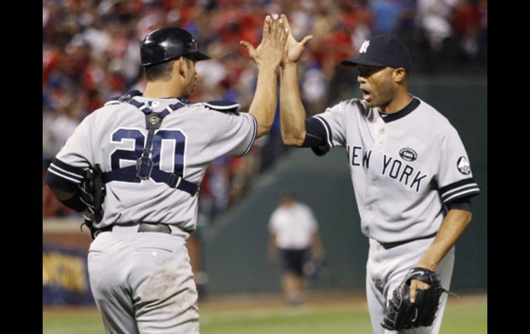 Posada y Rivera celebran el triunfo de los Yankees en el primer juego de la Serie de Campeonato de la Liga Americana. REUTERS  /