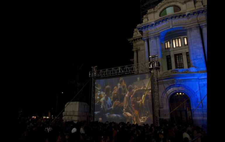 El espectáculo hizo surgir la euforia de algunos de los jóvenes ahí reunidos.  NTX  /