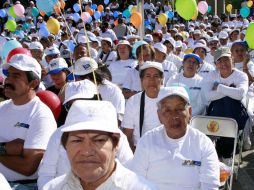 Alfonso Petersen reconoció el esfuerzo de los adultos mayores en el recorrido. E. PACHECO  /