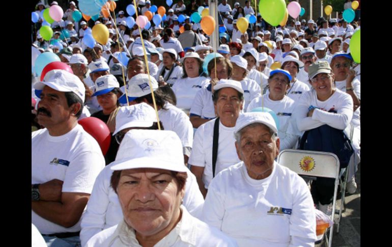 Alfonso Petersen reconoció el esfuerzo de los adultos mayores en el recorrido. E. PACHECO  /