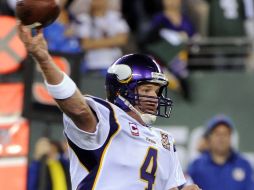 Brett Favre sufre un tendinitis en el codo derecho, lo que lo pone en duda para  jugar. AP  /