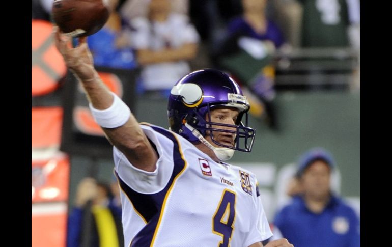 Brett Favre sufre un tendinitis en el codo derecho, lo que lo pone en duda para  jugar. AP  /