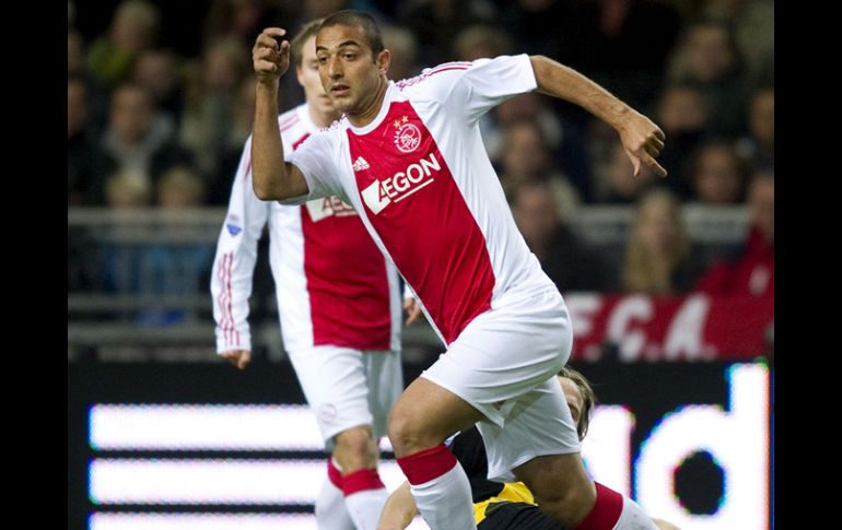 El debutante del Ajax, Mido, controla el balón durante el partido ante Breda. EFE  /