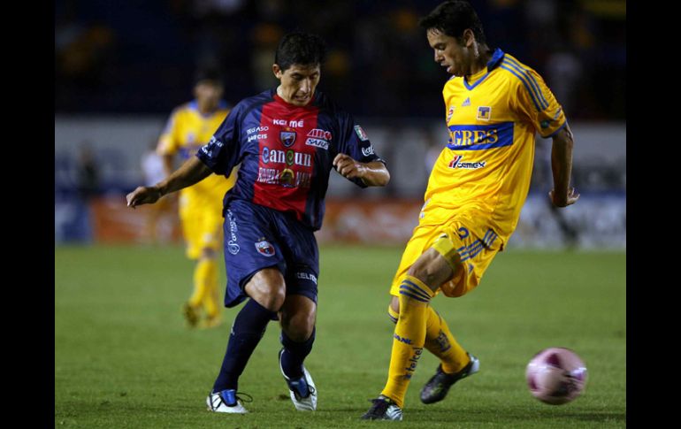 Johan Fano (izq.) y Juninho disputan un balón durante el partido. MEXSPORT  /