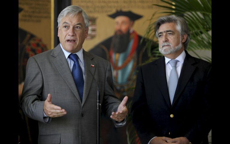 Sebastian Piñera (izq.) dijo que los mineros demostraron su fe, coraje y esperanza tras quedar atrapados bajo la tierra. EFE  /