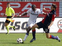 Jugada de acción de Samuel Eto'o (izq.), durante el partido contra el Cagliari. REUTERS  /