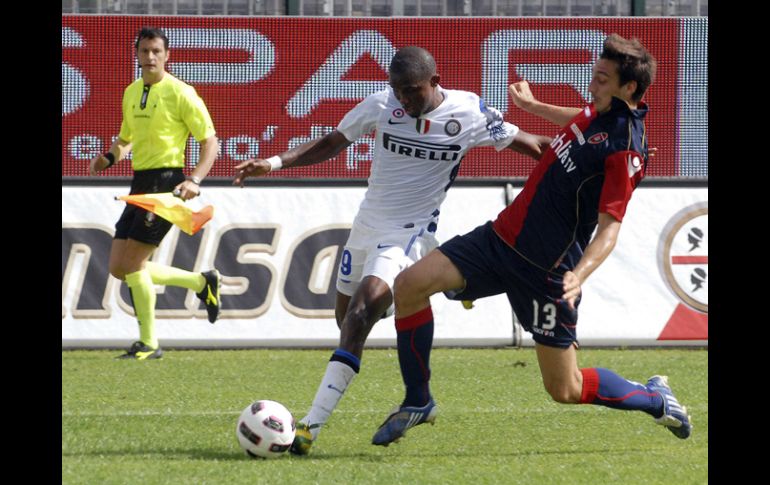 Jugada de acción de Samuel Eto'o (izq.), durante el partido contra el Cagliari. REUTERS  /