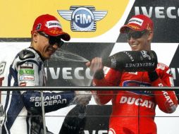 Casey Stoner y Jorge Lorenzo festejando su victoria en el podio del Gran Premio de Australia. AP  /