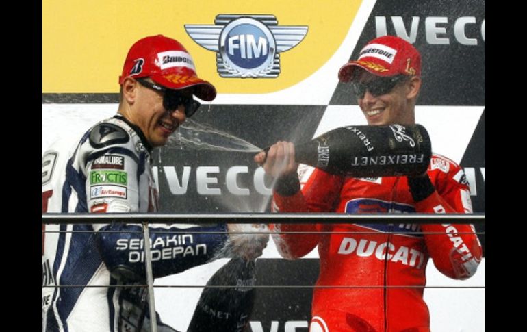 Casey Stoner y Jorge Lorenzo festejando su victoria en el podio del Gran Premio de Australia. AP  /