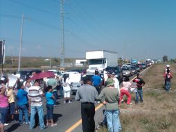 Aspecto de la carretera a Chapala, bloqueada por manifestantes. R. ZAPATA  /