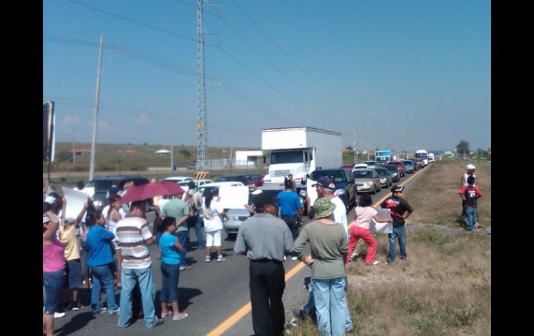 Aspecto de la carretera a Chapala, bloqueada por manifestantes. R. ZAPATA  /