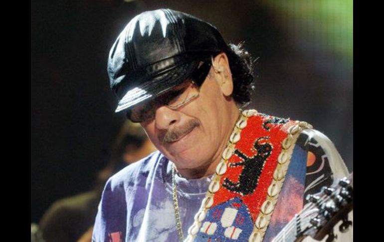 La selección de temas incluye las mejores canciones de guitarra elegidas por Santana y Clive Davis. EFE  /