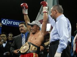 El campeón superligero de la IBA, Silverio 'Chamaco' Ortiz, retuvo su título. NOTIMEX  /