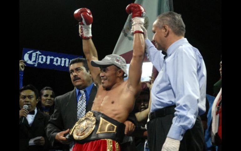 El campeón superligero de la IBA, Silverio 'Chamaco' Ortiz, retuvo su título. NOTIMEX  /