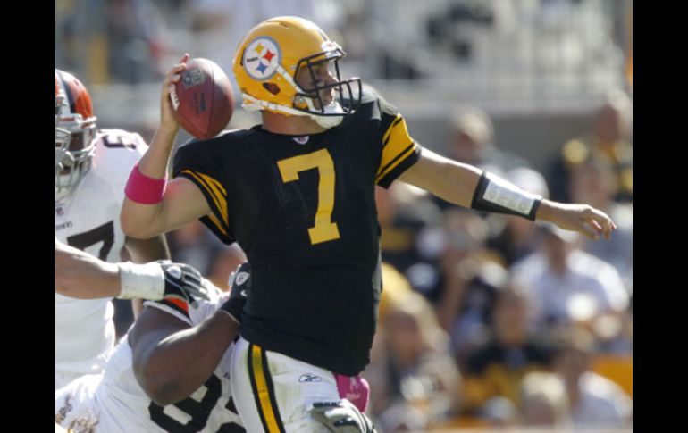 Ben Roethlisberger (7) regresó a los emparrillados con una victoria. AP  /