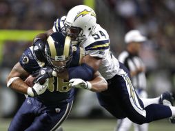 Michael Hoomanawanui (86) aguanta el intento de bloqueo de Stephen Cooper (54) de los Cargadores de San Diego. AP  /