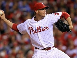 Roy Halladay de Filadelfia lanza contra los Gigantes de San Francisco en el Juego Uno. AFP  /