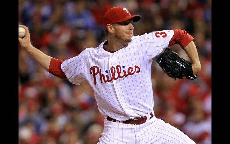 Roy Halladay de Filadelfia lanza contra los Gigantes de San Francisco en el Juego Uno. AFP  /