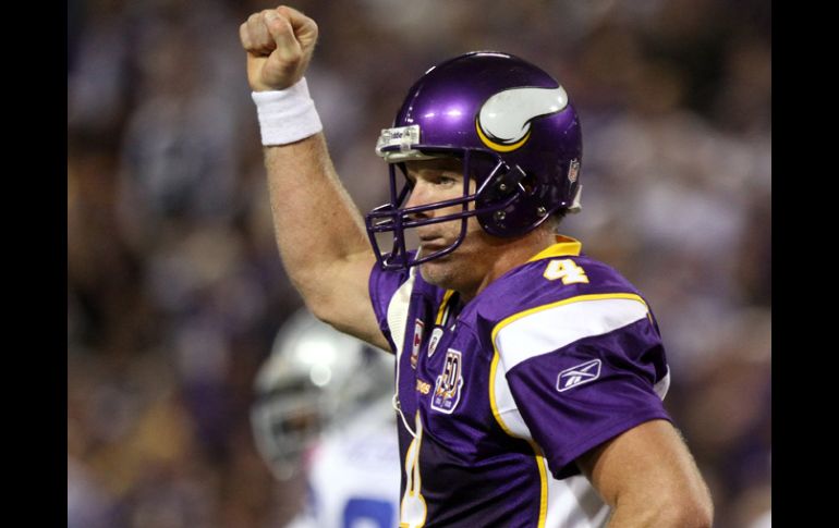 El mariscal de campo Brett Favre contento por el triunfo ante Dallas. AP  /