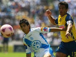 Orlando Rincón (Puebla) y Pavel Pardo (América) pelean un esférico. MEXSPORT  /