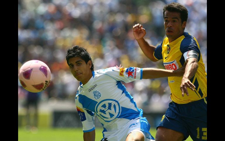 Orlando Rincón (Puebla) y Pavel Pardo (América) pelean un esférico. MEXSPORT  /