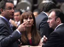 El diputado panista Pablo Rodríguez (izquierda) conversa con sus colegas en San Lázaro. EL UNIVERSAL  /