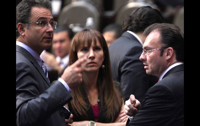 El diputado panista Pablo Rodríguez (izquierda) conversa con sus colegas en San Lázaro. EL UNIVERSAL  /