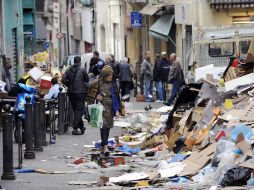 Los trabajadores de limpieza del sector público se unieron a las manifestaciones y la prueba se refleja en las calles parisinas. AFP  /