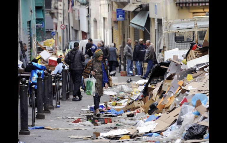 Los trabajadores de limpieza del sector público se unieron a las manifestaciones y la prueba se refleja en las calles parisinas. AFP  /