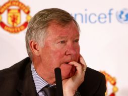 El entrenador del ManU Sir. Alex Ferguson asegura que Rooney no saldrá del equipo. AP  /