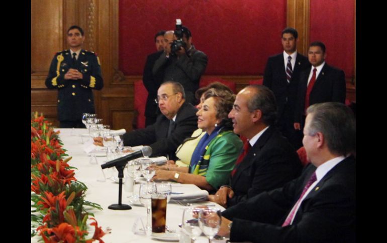 Aspecto del encuentro que celebraron en el Palacio Nacional el Presidente Felipe Calderón y senadores del PRI. EL UNIVERSAL  /