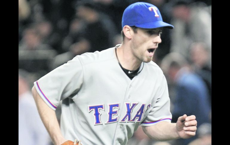 Cliff Lee se adjudicó otra victoria contra Los Yankees y da la ventaja a los Rangers 2-1 en la serie. AP  /