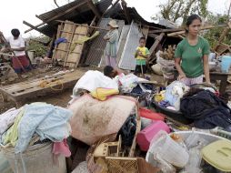 Algunos filipinos regresaron a sus casas para recuperar algunas de sus pertenencias. EFE  /