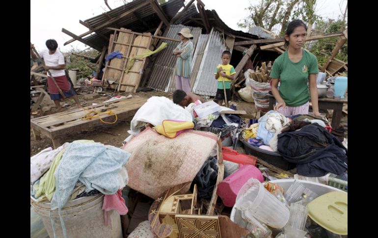 Algunos filipinos regresaron a sus casas para recuperar algunas de sus pertenencias. EFE  /