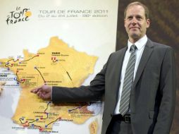 El director del Tour de Francia, Christian Prudhomme, posa junto al mapa que muestra el recorrido del Tour de Francia de 2011. EFE  /