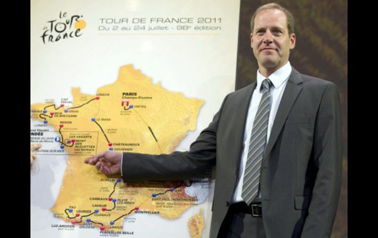 El director del Tour de Francia, Christian Prudhomme, posa junto al mapa que muestra el recorrido del Tour de Francia de 2011. EFE  /