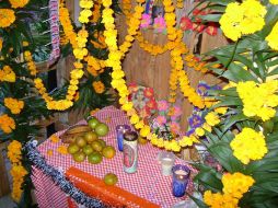 Montarán ofrendas con dulces, frutas y bebidas, así como senderos con velas y pétalos de cempasúchil a los altares domésticos. ESPECIAL  /