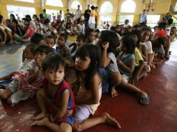 Un grupo de niños Filipinos espera su ración de alimento en un centro de evacuación. NTX  /