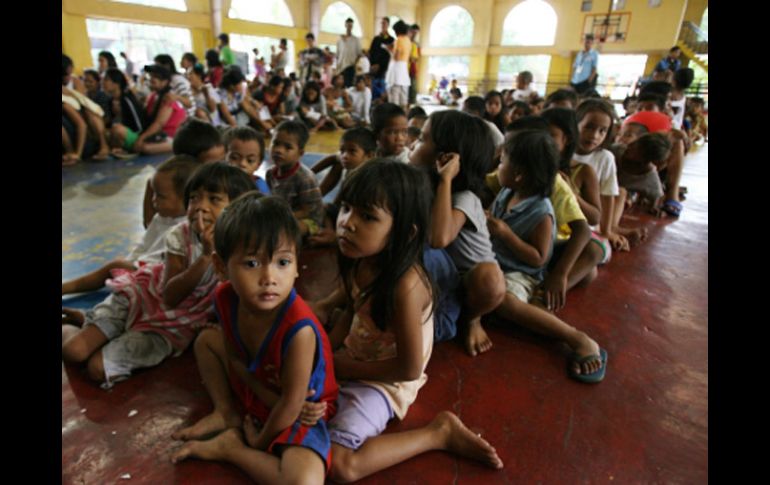 Un grupo de niños Filipinos espera su ración de alimento en un centro de evacuación. NTX  /