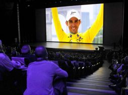 En la presentación del Tour de Francia 2011, ayer en París, se mostró la imagen del campeón actual, Alberto Contador. REUTERS  /